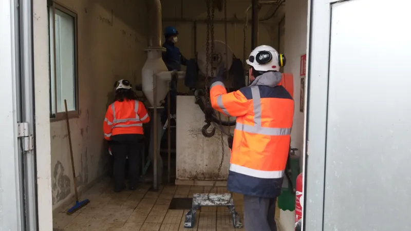 Dépose du bol de la centrifugeuse de la station de traitement des eaux usées de Haybes-Fumay.