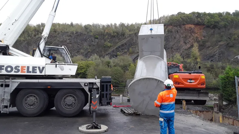 Pose d'un poste de relevage par la SADE sur le chantier d'Aubrives en 2022.