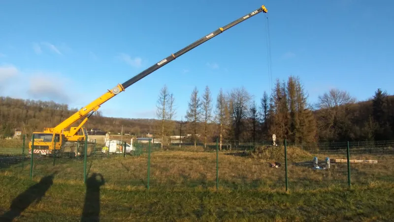 La grue de levage permet d'extraire les pompes, pesant plusieurs centaines de kg.