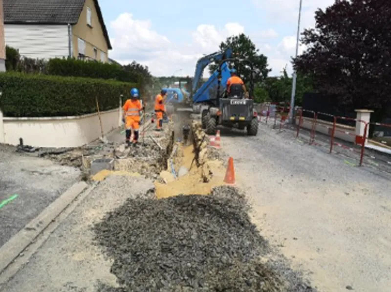 Les équipes de chantier posent les conduites.